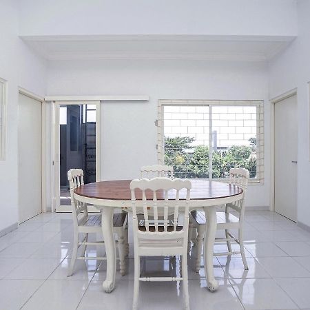 Oyo 747 Cipunegara Residence Surabaya Exteriör bild