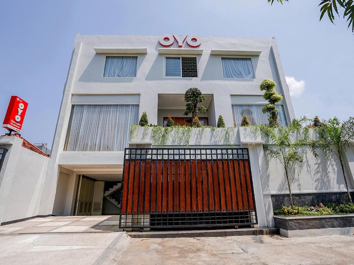 Oyo 747 Cipunegara Residence Surabaya Exteriör bild