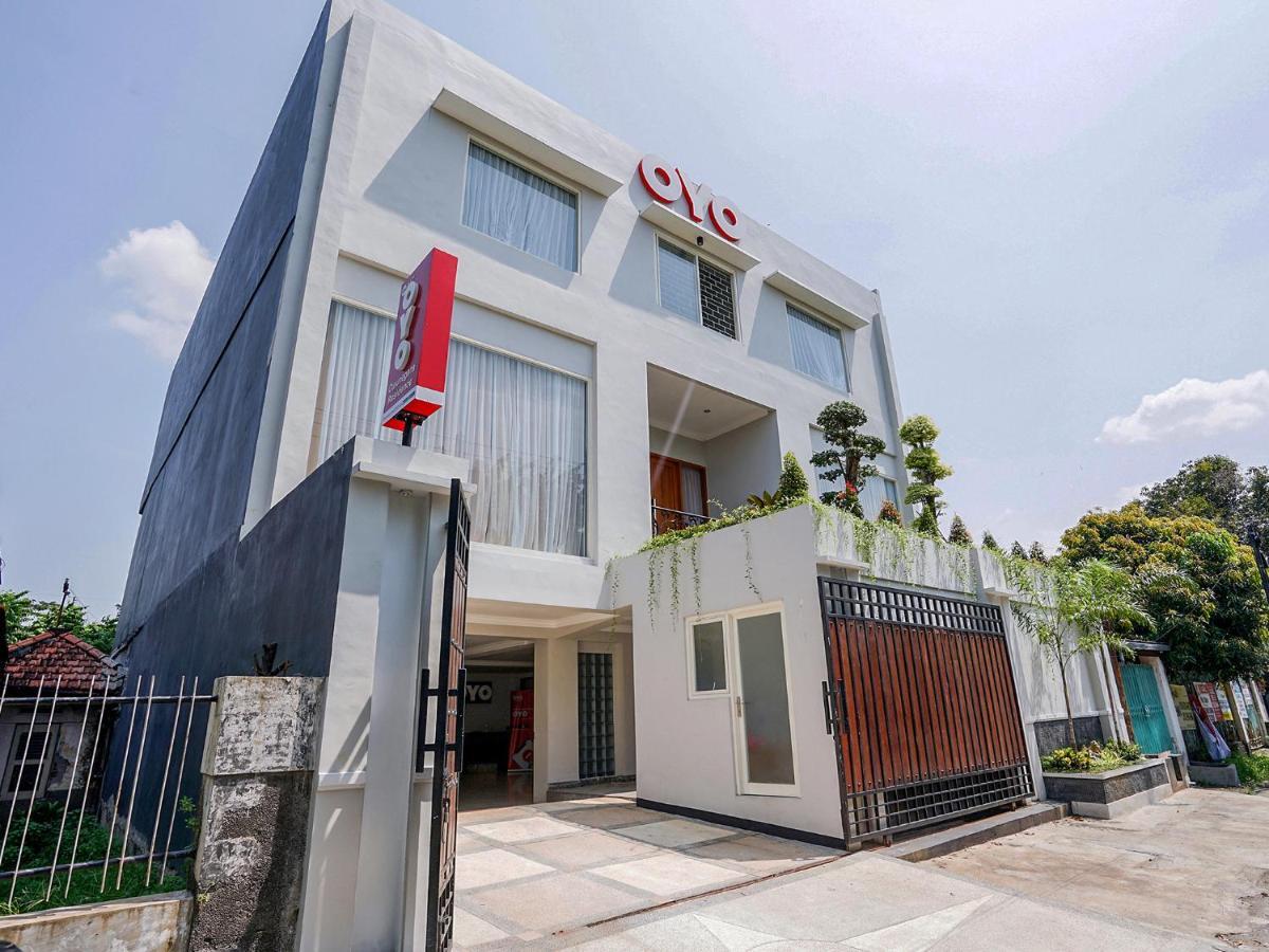 Oyo 747 Cipunegara Residence Surabaya Exteriör bild