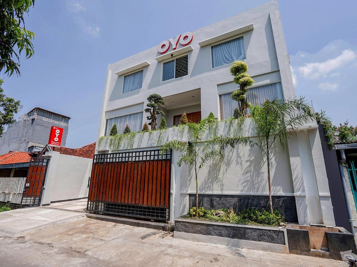 Oyo 747 Cipunegara Residence Surabaya Exteriör bild