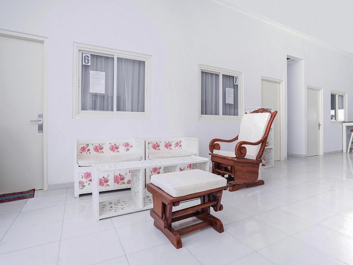 Oyo 747 Cipunegara Residence Surabaya Exteriör bild
