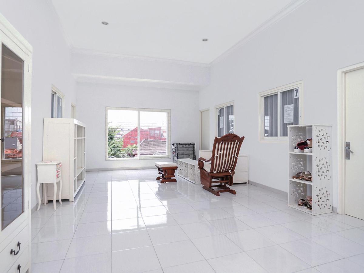 Oyo 747 Cipunegara Residence Surabaya Exteriör bild