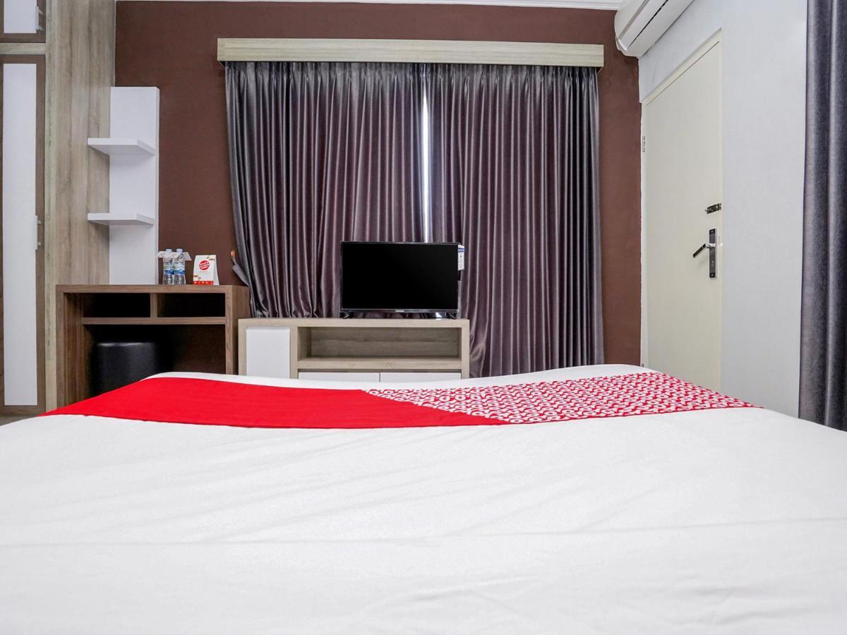 Oyo 747 Cipunegara Residence Surabaya Exteriör bild