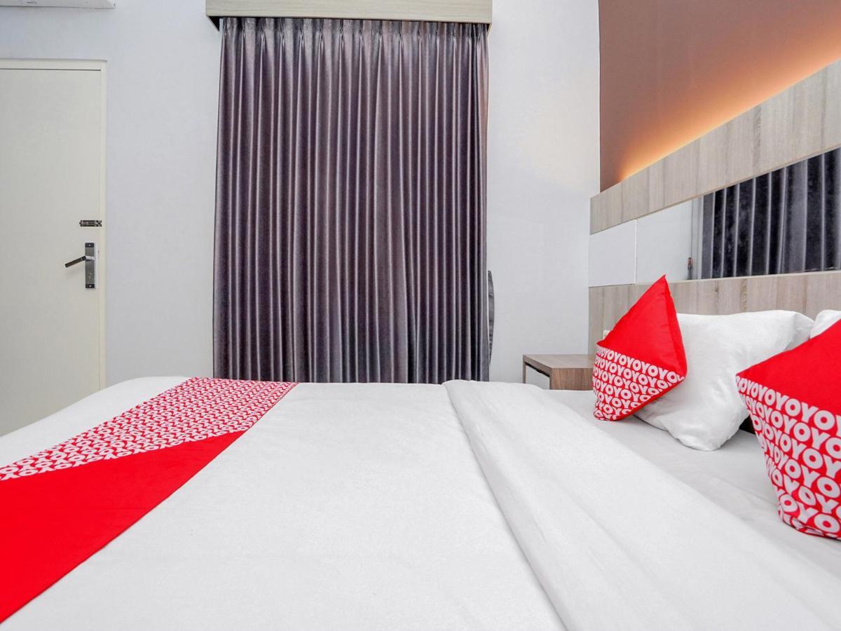 Oyo 747 Cipunegara Residence Surabaya Exteriör bild