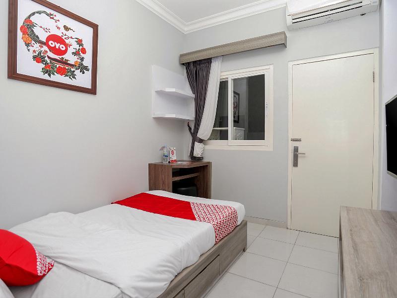 Oyo 747 Cipunegara Residence Surabaya Exteriör bild
