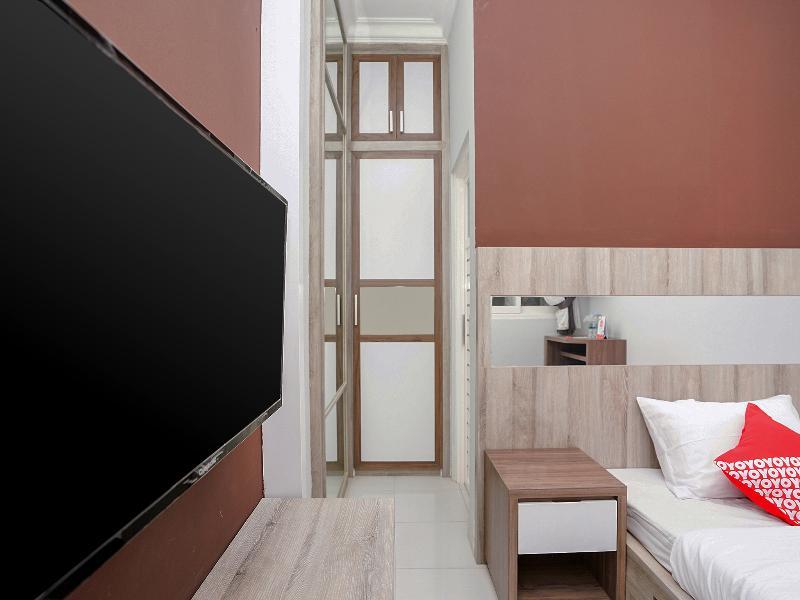 Oyo 747 Cipunegara Residence Surabaya Exteriör bild