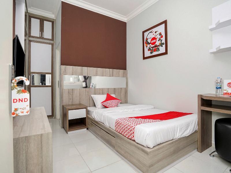 Oyo 747 Cipunegara Residence Surabaya Exteriör bild